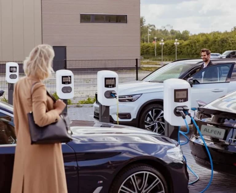 Zakelijk laadstation bij je bedrijf: kosten en voordelen in 2025